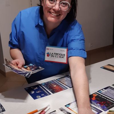 portrait Armelle MALOISEL a2c avec les cartes du jeu